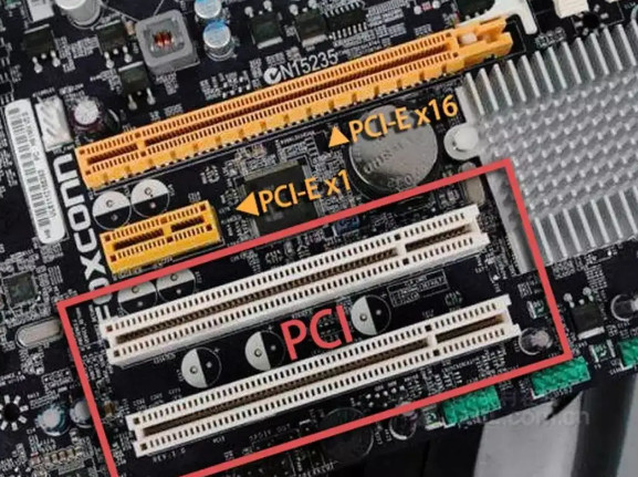 服务器中PCI卡槽通常位于何处？