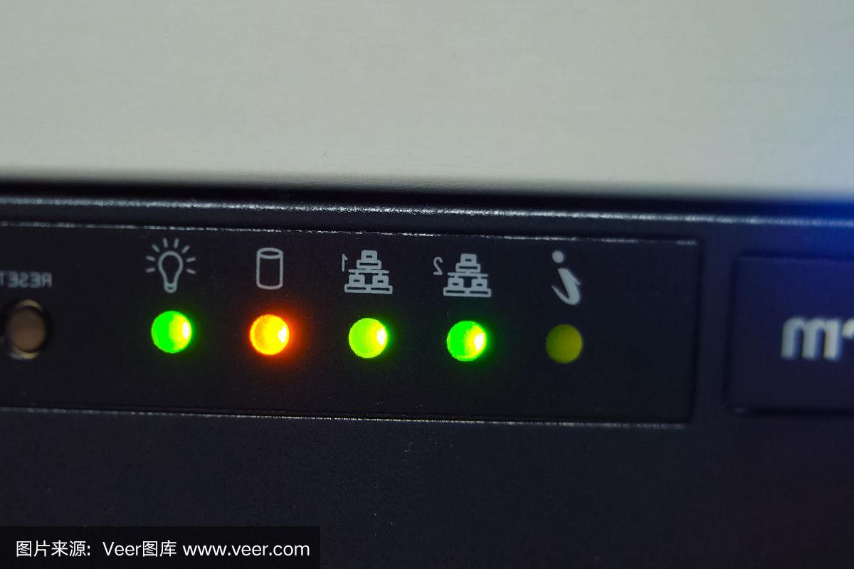 服务器四个指示灯一直闪是什么问题啊  第1张