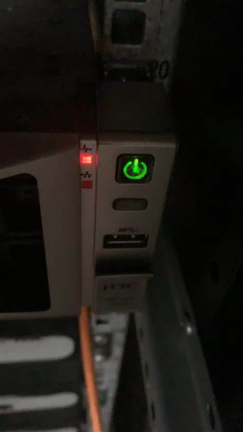 服务器状态指示灯持续闪烁意味着什么？