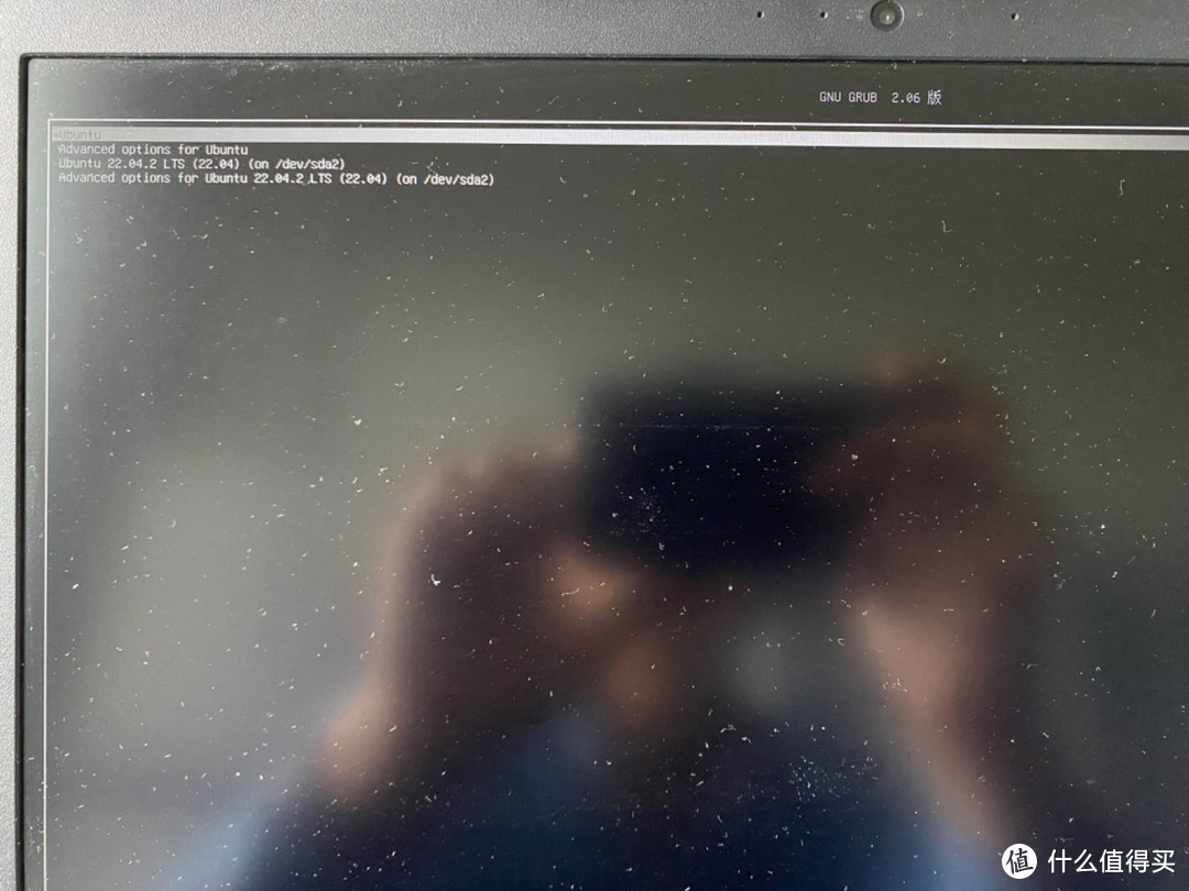 如何解决Linux重启后出现的屏幕灰屏问题？