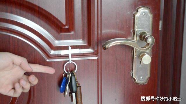 铁门钥匙忘在家里怎么打开门