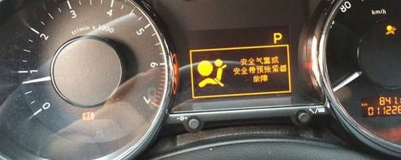 安全气囊灯亮起却无数据流？问题出在哪里？