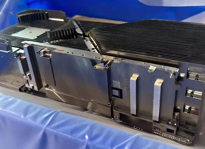 lightlayer新加坡GPU服务器,8张RTX4090,2*AMD EPYC 7763/2T内存/28T SSD/1Gbps带宽不限 第3张 lightlayer新加坡GPU服务器,8张RTX4090,2*AMD EPYC 7763/2T内存/28T SSD/1Gbps带宽不限 第3张
