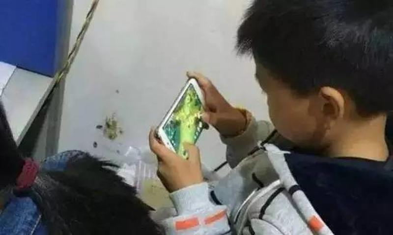8岁娃偷花千元买点卡,家长该如何追回? 第1张 8岁娃偷花千元买点卡,家长该如何追回? 第1张
