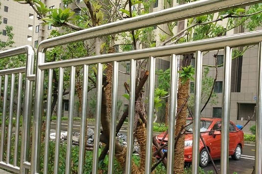 防护栏的哪些功能与设计细节值得质疑,如何提升其安全性与实用性? 第1张 防护栏的哪些功能与设计细节值得质疑,如何提升其安全性与实用性? 第1张