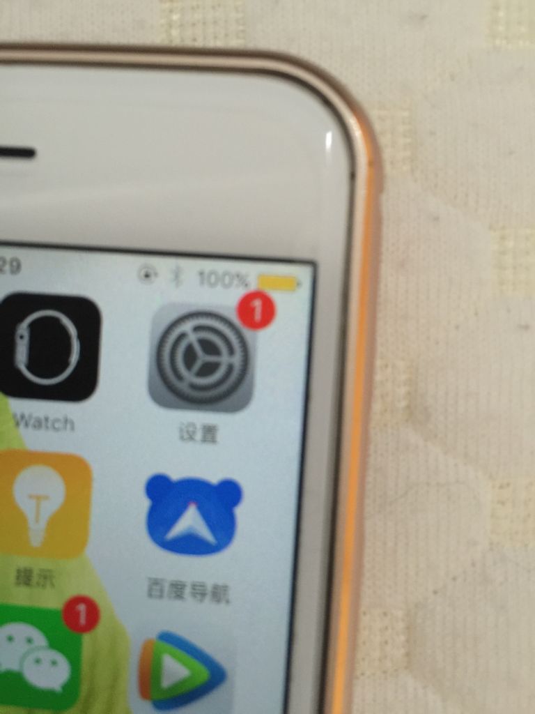 iPhone充电接口为什么总是呈现黄色，是设计缺陷还是另有原因？ 第1张