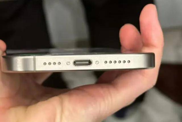 iPhone充电接口为什么总是呈现黄色，是设计缺陷还是另有原因？ 第2张