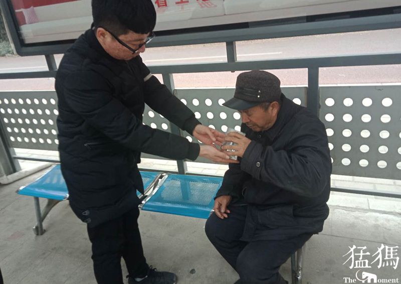 工作人员给老人演示人体识别技术 第1张 工作人员给老人演示人体识别技术 第1张