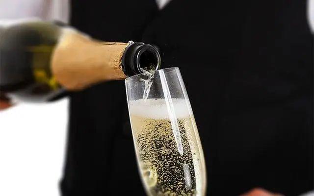 虚拟主机测评，如何选择最佳起泡酒？30款热门推荐对比解析！